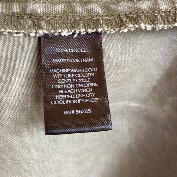 Express V-neck Shirt in Green - Picture 4 of 10